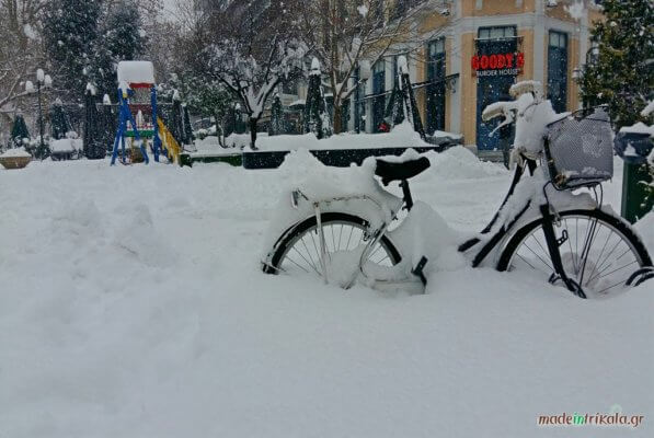 Τρίκαλα, ποδήλατο θαμμένο στο χιόνι